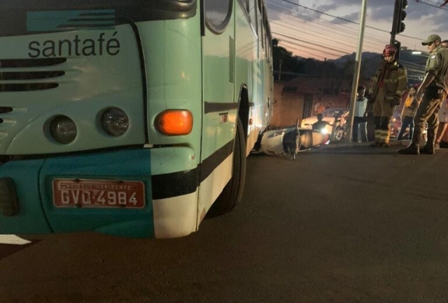 Ela foi socorrida pela Brigada Municipal e levada para a UPA. O motorista do ônibus também foi ao local para acompanhar a vítima. Foto momentos após o acidente.