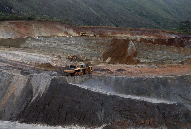 Prefeituras alegam que instituições financeiras lucraram com operações da mineradora e ignoraram danos ambientais e sociais causados pelas tragédias de Brumadinho e Mariana.