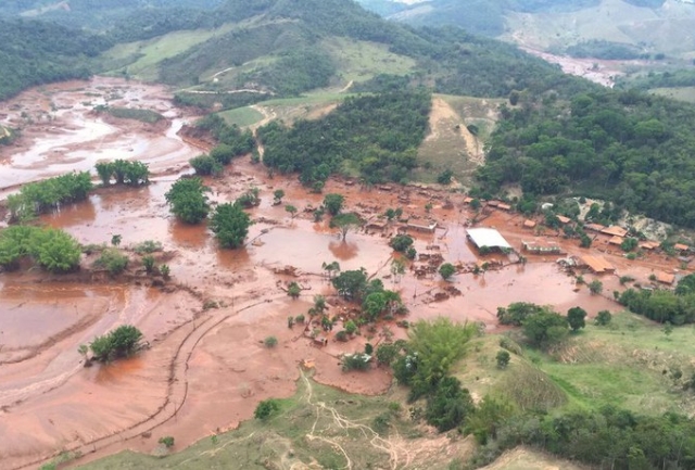 União e estados assumem parte das medidas socioambientais e cobram das empresas responsáveis pela ruptura da barragem de Fundão em 2015. Foto da tragédia.