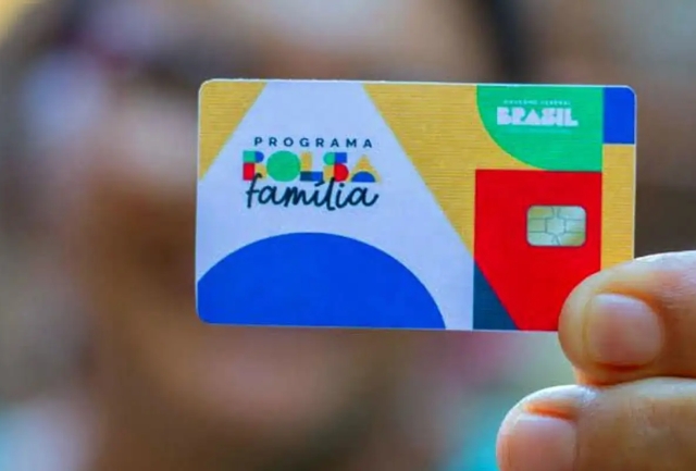 Programa social do Governo Federal beneficia 21,18 milhões de famílias e tem regra de proteção para quem consegue emprego. Foto meramente ilustrativa.