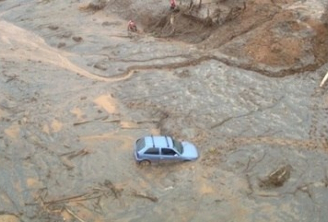 Sete pessoas e quatro empresas respondem por crimes ambientais relacionados ao rompimento da barragem de Fundão, que deixou 19 mortos e um rastro de destruição. Foto da tragédia.