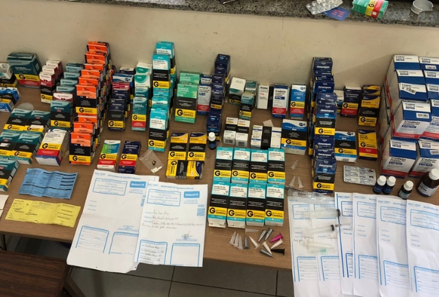 Um homem é preso e um menor é procurado por envolvimento na produção e venda da substância ilícita. Foto dos produtos apreendidos.