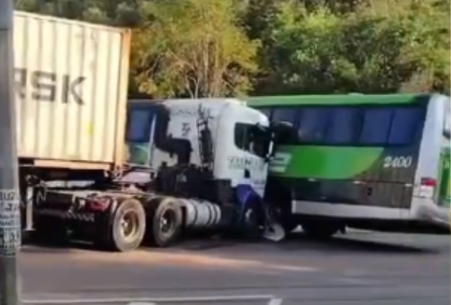 Veículo transportava estudantes de Itabirito que seguiam para Ouro Preto.