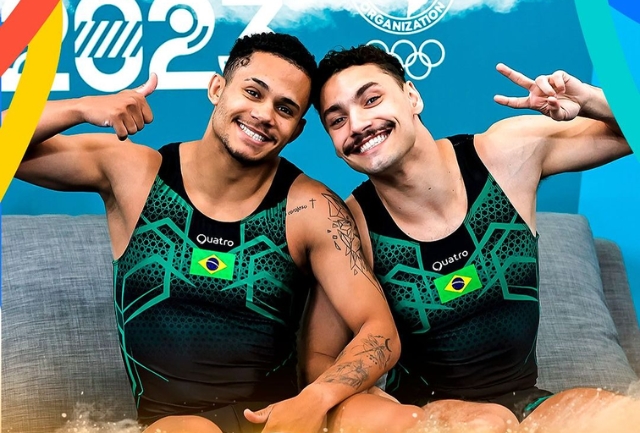 Lucas Tobias, atleta do Instituto Trampolim, conquista o bronze ao lado de Rayan Castro na modalidade que estreou nos Jogos Pan-Americanos em 2023. Foto dos campeões.