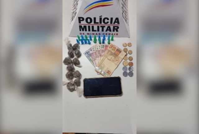 Polícia Militar apreende menor de15 anos com cocaína, maconha, dinheiro e celular no bairro Padre Eustáquio. Foto do material apreendido.