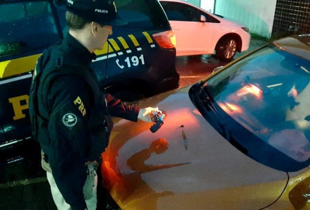 Homem de 43 anos usava dispositivo luminoso vermelho em carro particular e dizia trabalhar em uma igreja. Foto momentos após o flagra.