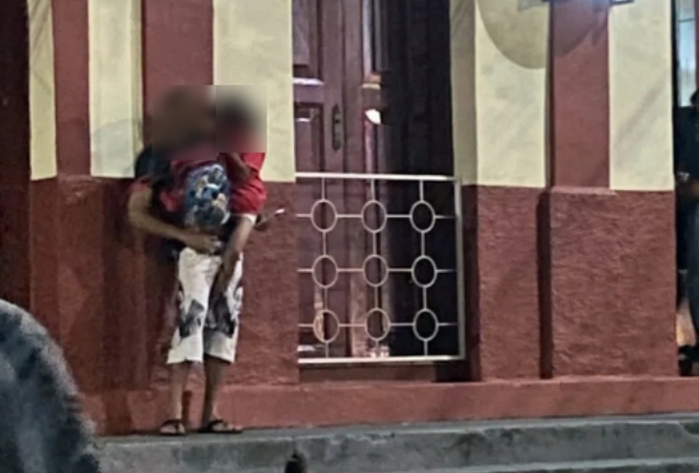 Após alegar ameaças à sua vida, indivíduo é assistido por autoridades. Foto do momento exato que o homem fez ameaças.