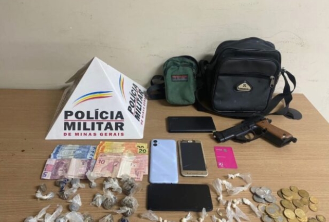 Suspeitos tentaram fugir, mas foram capturados com drogas, dinheiro e simulacro de arma.