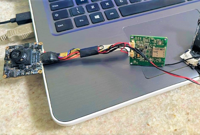 Suspeitos foram flagrados com câmeras e fones de ouvido discretos que poderiam ser usados para fraudar o exame. Foto do aparelho apreendido.