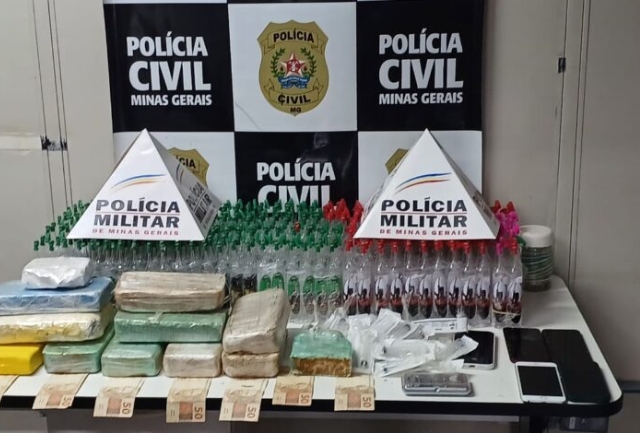 Operação conjunta das forças de segurança apreende drogas, dinheiro e celulares no bairro Padre Adelmo. Foto dos materiais apreendidos.