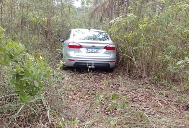 Criminosos tentaram assaltar um veículo em Conselheiro Lafaiete e fugiram para Congonhas, onde abandonaram um Hyundai i30 clonado. Foto de onde foi encontrado o carro.