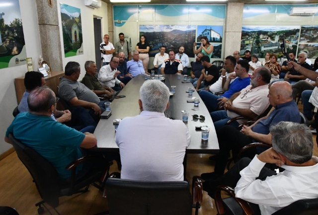 Movimento propõe desviar o tráfego de veículos pesados para outras rodovias e reduzir os acidentes na região. Fotos dos prefeitos e representantes.