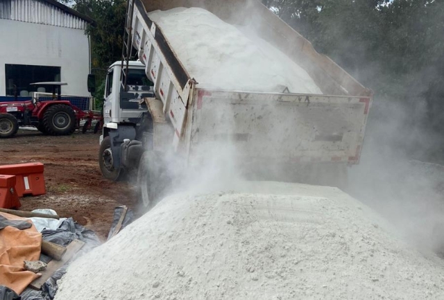 Material ajuda na correção e na fertilização do solo para o cultivo de plantações. Foto da equipe da PMI trabalhando com o calcario.