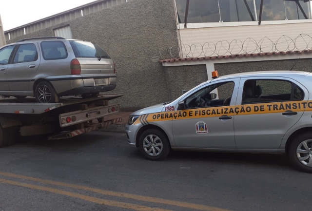 Ação visa garantir a segurança e a fluidez do trânsito no município. Momento em que o veículo foi guinchado.