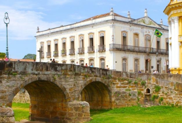 Prefeitura publicou portarias de dispensa de servidores de diversas secretarias e órgãos municipais nesta terça-feira (31); contratações foram consideradas inconstitucionais.