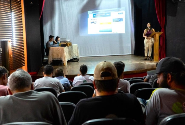 Veículos, máquinas e inservíveis foram vendidos em evento presencial e online na Casa de Cultura Maestro Dungas. Foto do momento do leilão.