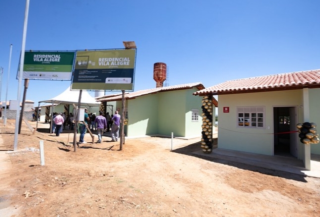 Prefeitura entrega casas próprias para famílias carentes em Ouro Preto Programa “Um teto é tudo” beneficia moradores do distrito Cachoeira do Campo. Foto da entrega das residências.