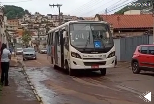 O veículo ficou parado na rua até ser consertado pela equipe técnica da empresa. Foto momentos após veículo apresentar problemas.