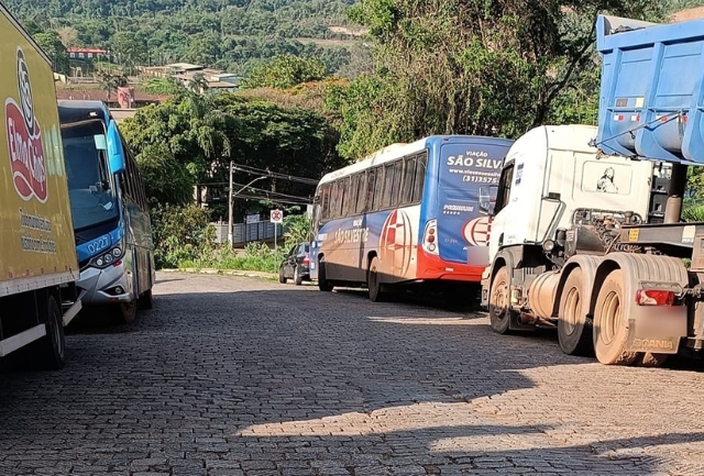 Prefeitura e Guarda Municipal afirmam que estão tomando medidas para coibir a prática de estacionamento proibido na via. Foto da irregularidade.