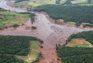 Estudo da FGV aponta que cerca de 30 mil pessoas foram bloqueadas ou negadas indevidamente no benefício após o rompimento da barragem. Foto de como ficou a comunidade.