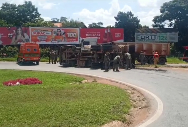 Acidente sem vítimas interrompe o trânsito na BR-356, próximo ao Terminal Rodoviário. Foto momentos após o acidente.