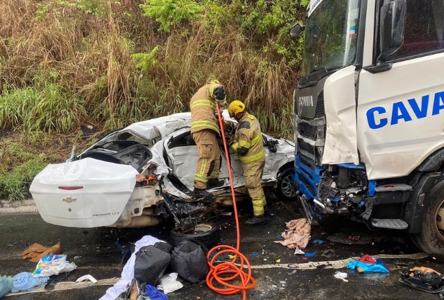 Colisão lateral na BR-251, próximo a Rubelita, deixou um sobrevivente em estado grave.
