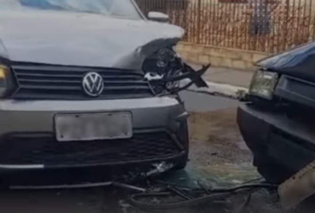 Motorista do Uno teve convulsão e colidiu com o outro veículo na Rua Lauro Magalhães Santeiro. Foto do estado que o carro ficou.