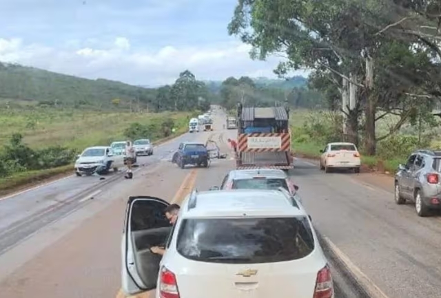 A colisão ocorreu em Nova Lima e interditou a rodovia por duas horas, causando congestionamento.