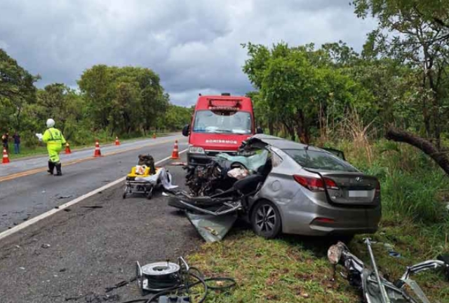 Mulher, jovem e criança são socorridas após acidente em João Pinheiro, MG.
