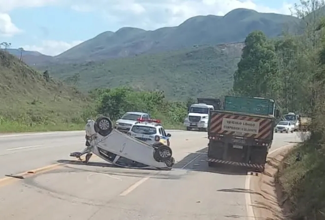 Um veículo colidiu com a mureta na altura do km 588, próximo ao restaurante da Celinha, em Itabirito (MG). Uma faixa está interditada e o trânsito está lento no local. Foto do carro que sofreu o acidente.
