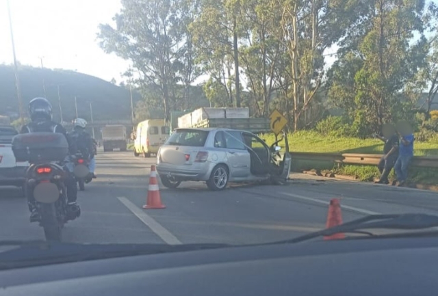 Um acidente envolvendo dois veículos no sentido Rio de Janeiro provocou lentidão de 8 km na manhã desta quarta-feira. Foto momentos após o acidente.