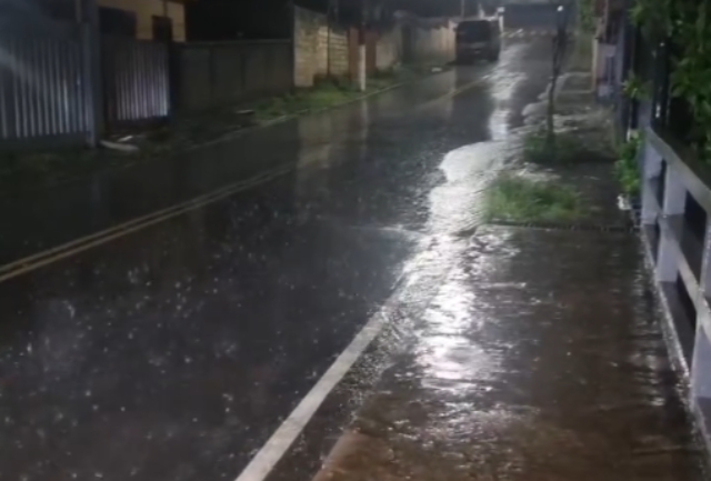 Defesa Civil orienta população a evitar cachoeiras e ficar atenta ao nível do Rio Itabirito. Foto ilustrativa.