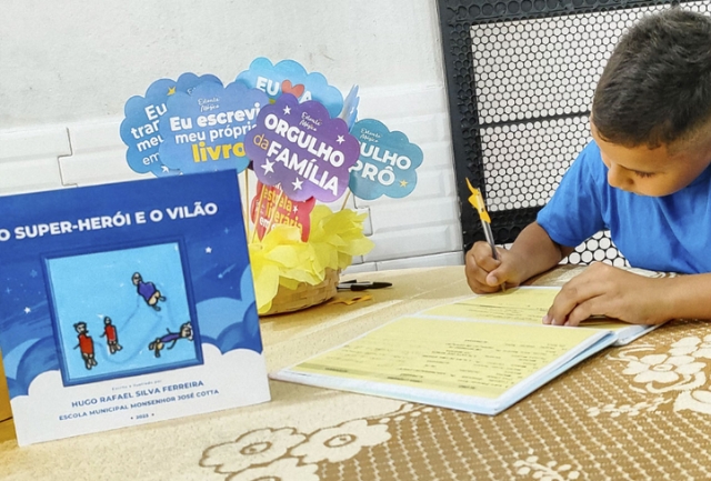 Projeto Leitura Divertida estimula a imaginação e o desenvolvimento dos estudantes da Escola Municipal Monsenhor José Cota.