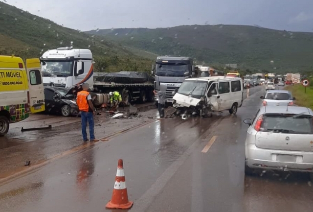 O acidente ocorreu no km 568 da rodovia, próximo ao Topo do Mundo, e ainda não há confirmação sobre o estado das vítimas. Foto momentos após o acidente.