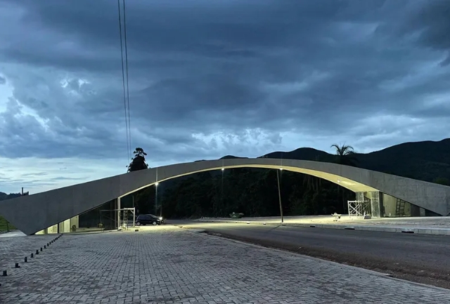 Cidade mineira inaugura pórtico na entrada principal, com espaço cultural e receptivo turístico. Foto de como ficou o local.