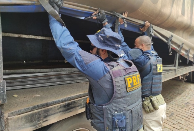 O suspeito foi flagrado pelos policiais rodoviários embarcando perfis metálicos em sua carreta, próximo ao local do tombamento.