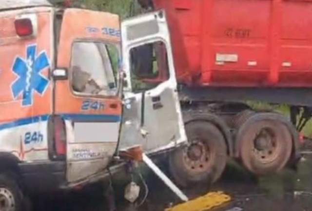 A ambulância levava um casal grávido que buscava tratamento para o feto com problema cardíaco.