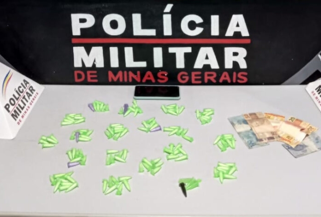 Homem de 36 anos foi flagrado com drogas e dinheiro em casa no bairro São Cristóvão na véspera de Natal.