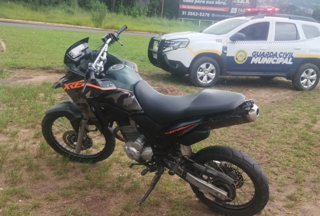 Fuga frustrada: motocicleta furtada é recuperada pela GCM de Itabirito.