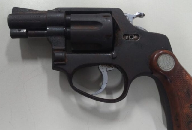 Polícia Militar recebeu denúncia da Guarda Municipal e agiu rapidamente para evitar uma tragédia. Foto da arma apreendida.