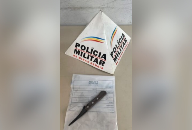 Agressor foi preso pela PM e confessou que queria matar a vítima, que está estável. Foto da faca apreendida.