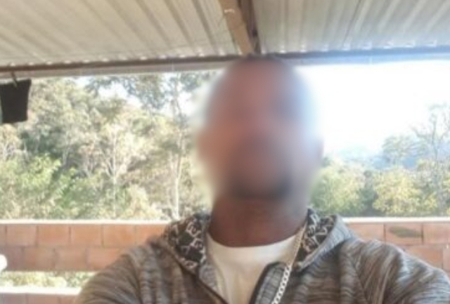 Polícia Militar suspeita de acerto de contas e busca pelos autores do crime. Foto do homem morto.