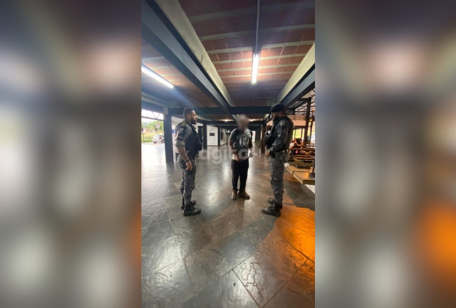 Ele invadiu os guichês de venda de passagens, agrediu verbalmente as pessoas e resistiu à abordagem da guarda municipal. Foto do momento da abordagem..