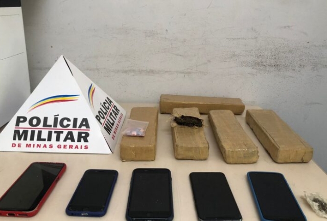 Itabirito: PM prende três traficantes e apreende drogas na Vila Gonçalo. Foto do material apreendido.