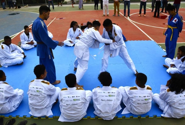 Projeto Esporte e Cidadania - Judô de Ouro é uma parceria entre a Prefeitura, a Fundação Aleijadinho e a Associação Comunitária do bairro Vila Gonçalo. Foto ilustrativa da aula de judo.