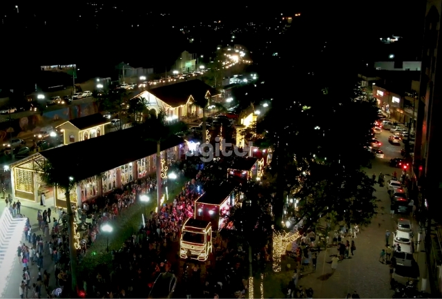Moradores de vários bairros da cidade puderam apreciar as carretas natalinas e o Papai Noel na noite de quinta-feira. Foto do público gigantesco na praça da estação.