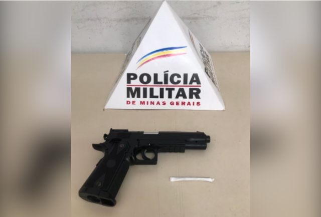 Polícia prende homem que a ameaçava com arma falsa e apreende droga na casa. Foto da arma apreendida.