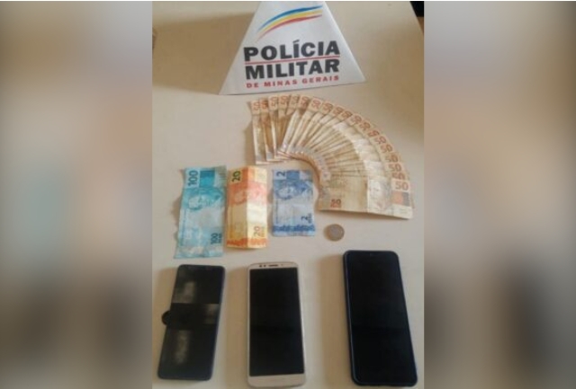 Polícia Militar recebeu denúncias de que ele estaria oferecendo aparelhos roubados nas ruas da cidade histórica. Foto do material apreendido.