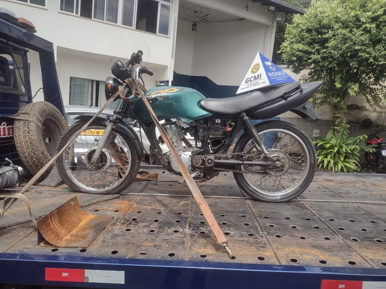 O veículo sem placa foi apreendido pela ROMU e Moto Patrulha no bairro Vila José Lopes.