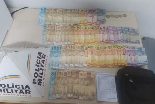 Jovem de 17 anos, foi flagrado pela polícia saindo de um ponto de venda de drogas no bairro Padre Adelmo. Foto do material apreendido.